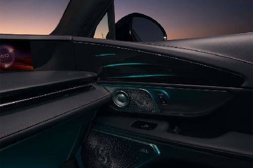 door handle interior of Lincoln Nautilus 