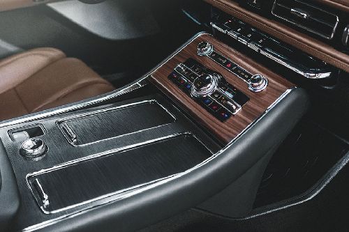Center Controls of لينكون أفياتور 