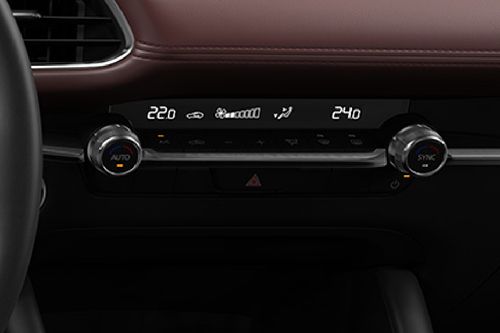 Front AC Controls of مازدا 3 هاتشباك