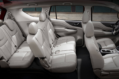 نيسان  إسكتيرا  Front And Rear Seats Together