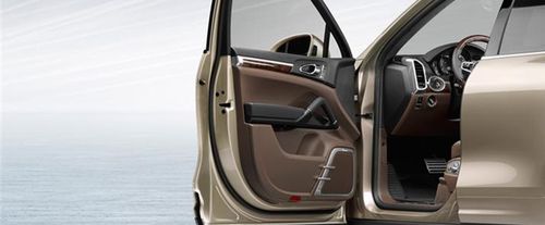 بورش Cayenne Turbo Inside Of Drivers Side Open Door