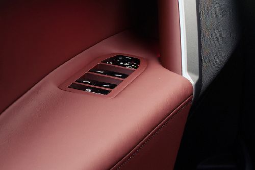 بي إم دبليو IX 2025 Drivers Side In Side Door Controls