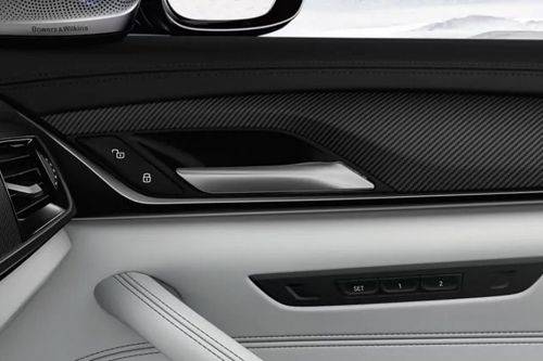 door handle interior of بي إم دبليو M5 Sedan