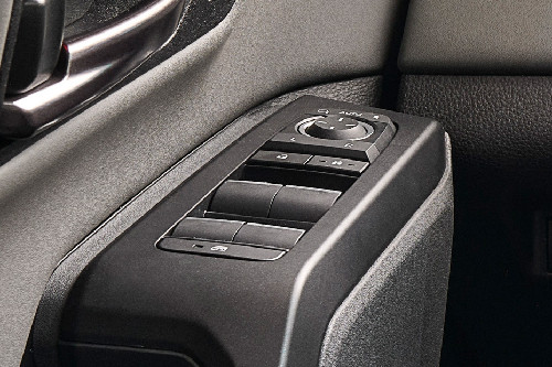 تويوتا راف فور ٢٠٢٦ Drivers Side In Side Door Controls