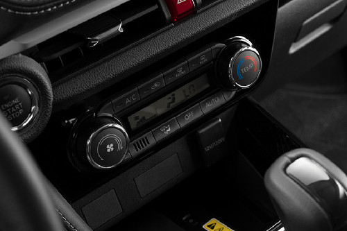 Front AC Controls of تويوتا يارس 2023