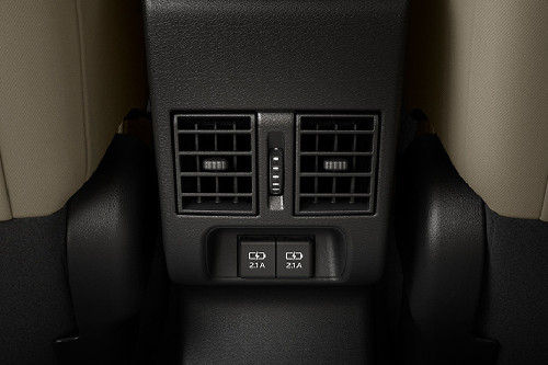 يارس 2023 Rear AC Controls
