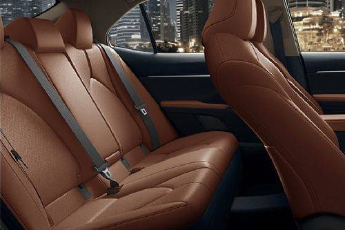 تويوتا Camry (2023-2024) Rear Seats