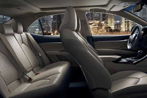 تويوتا Camry HEV Rd Row Seat