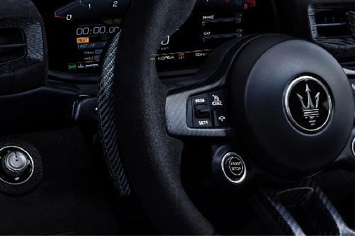 مازيراتي MC20 Engine Start Stop Button