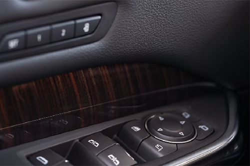 كاديلاك XT4 Drivers Side In Side Door Controls