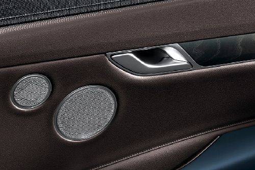 door handle interior of Genesis G80 (2022-2023)